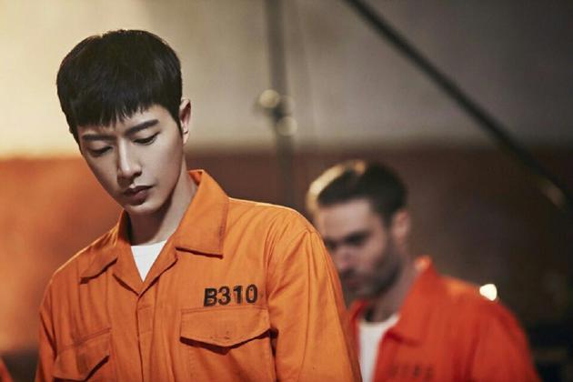 朴海镇身穿囚服