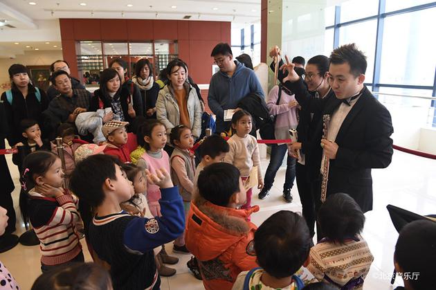 演奏员与小朋友互动