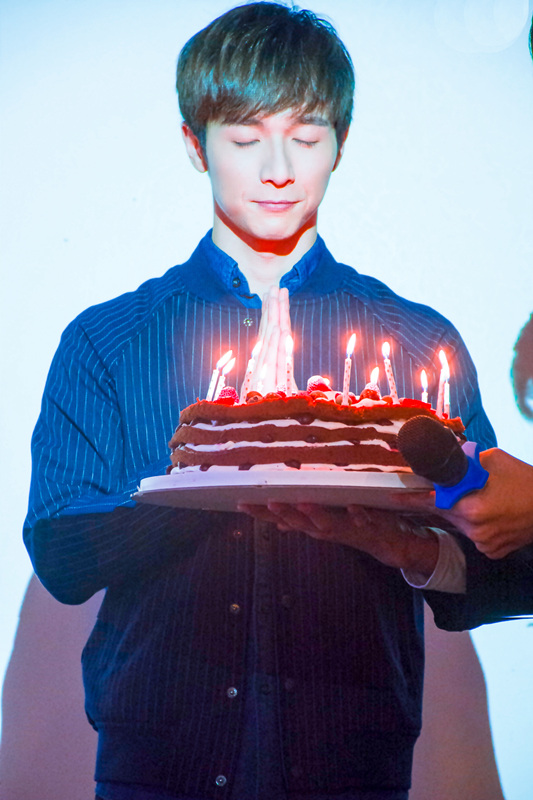 叶小开生日会在京举办 壁咚粉丝引尖叫连连