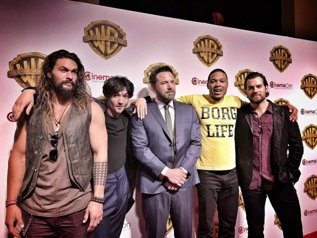 摘要:《正义联盟》剧组在扎导带领下亮相cinemacon,超人,闪电侠,钢骨