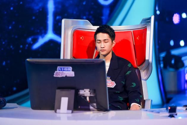 余奕沛为对手弹唱