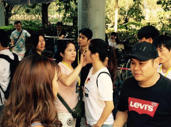 吴雅思哭花妆容