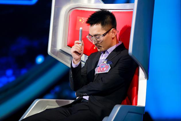 余奕沛为对手弹唱