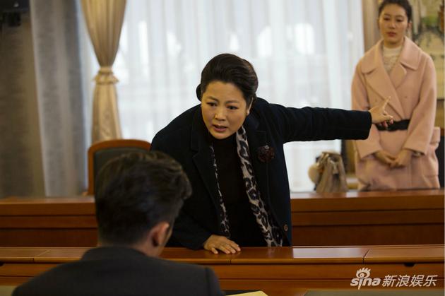 黄大妮与儿子在法庭上