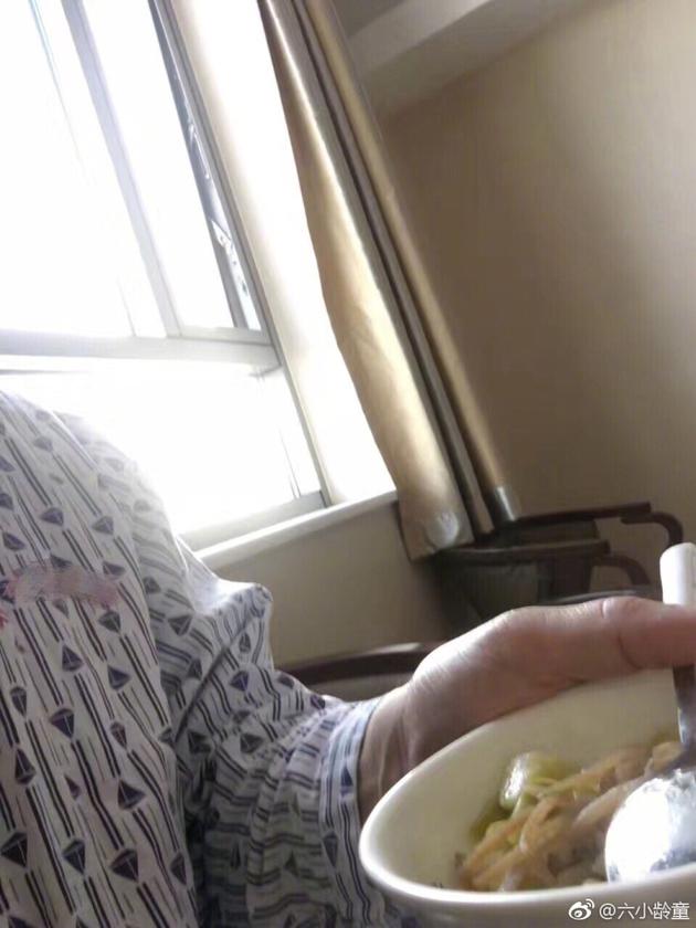 六小龄童因阑尾炎住院晒清粥小菜报平安