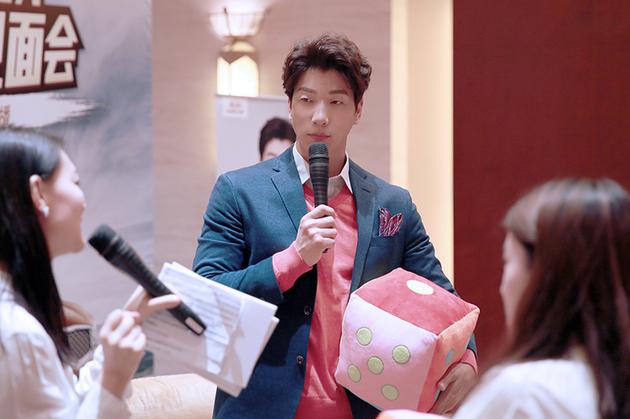 张亮与粉丝互动