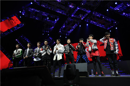 少年向上海观众问好