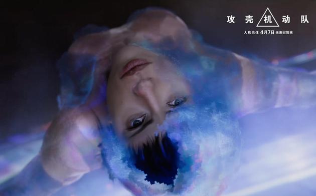 少佐身穿热光学迷彩战甲开始战斗