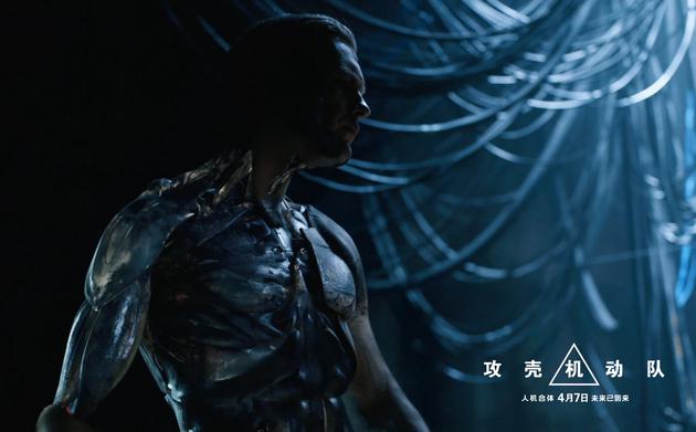 迈克尔_皮特饰演的久世露出身体机械造型