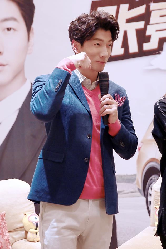 张亮见面会模仿撒娇四连拍