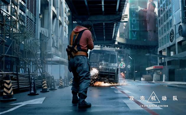 电影中机枪射击汽车的场景