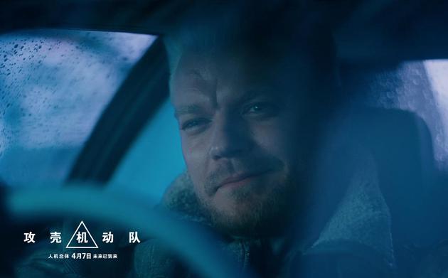 皮鲁_埃斯贝克饰演的巴特驾车微笑