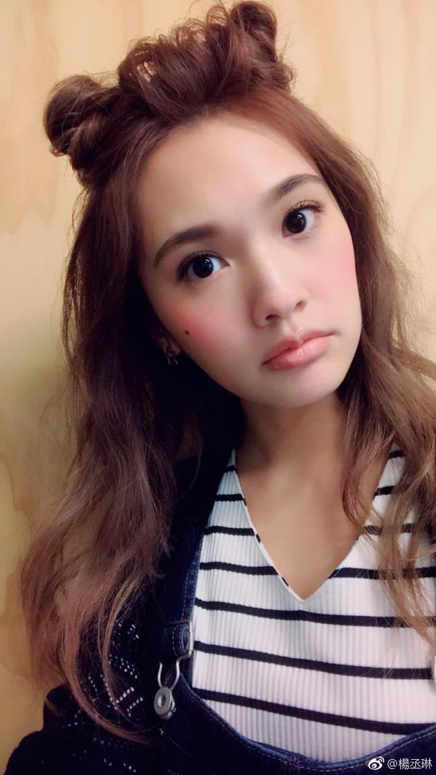 杨丞琳微博晒双丸子头卖萌搞怪  红润美颜惹人爱