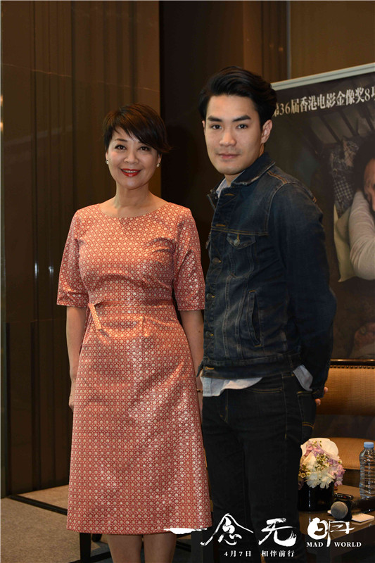 导演黄进和主演金燕玲