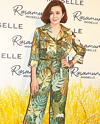 关之琳宣传自己设计的时装。