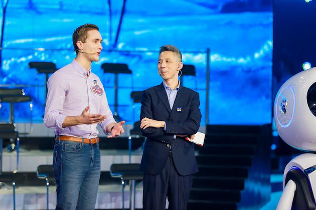 蒋昌建微笑注视Alex