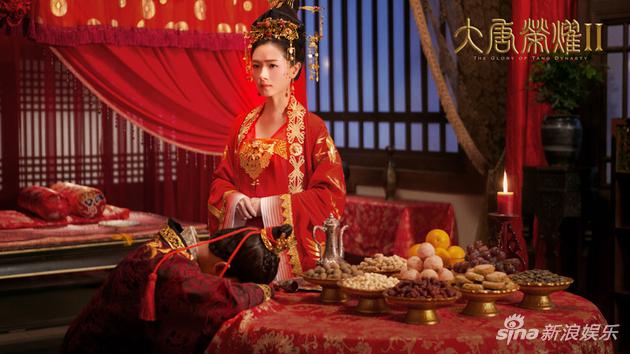 李俶醉倒，靖瑶站在旁边