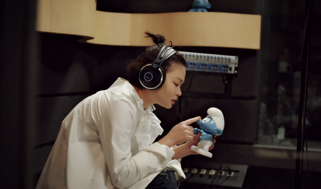 苏运莹和蓝精灵小玩偶合照