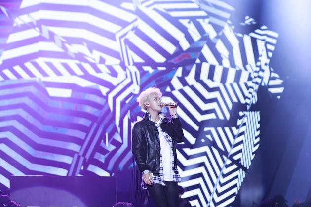 黄子韬演唱投入侧颜精致