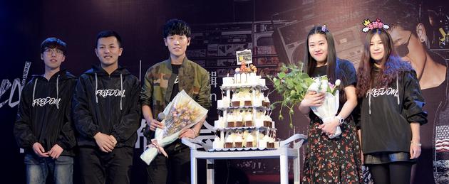 张赫宣与粉丝合影