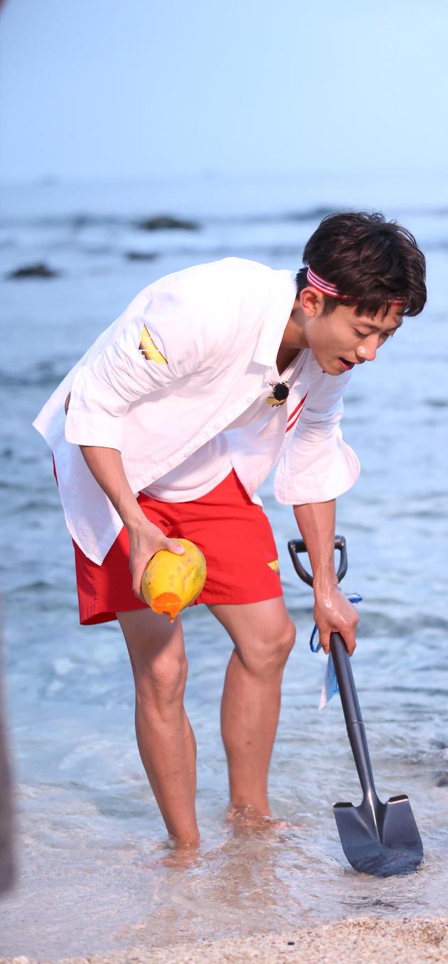 高能张一山暴露吃货本性抠完脚继续吃香蕉