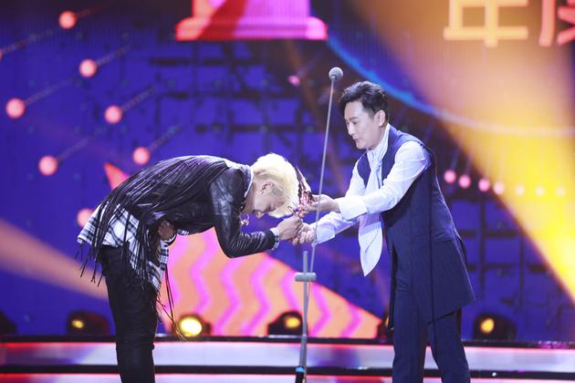 黄子韬接受张信哲颁奖