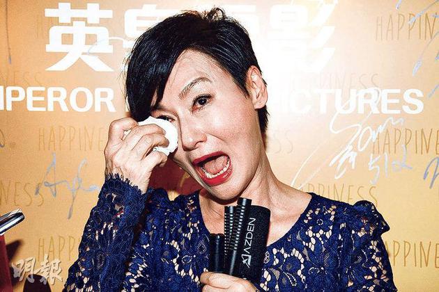 惠英红提起亡母再次大哭。