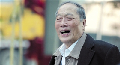 老检察长陈岩石，虽在职级上受到不公正待遇，却仍一心为了群众。