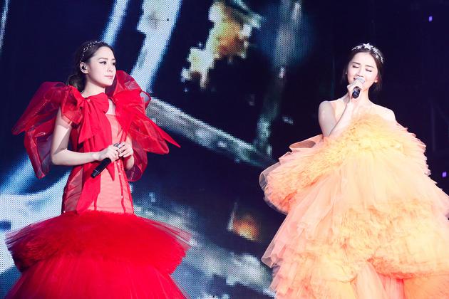 Twins演唱会新长裙 