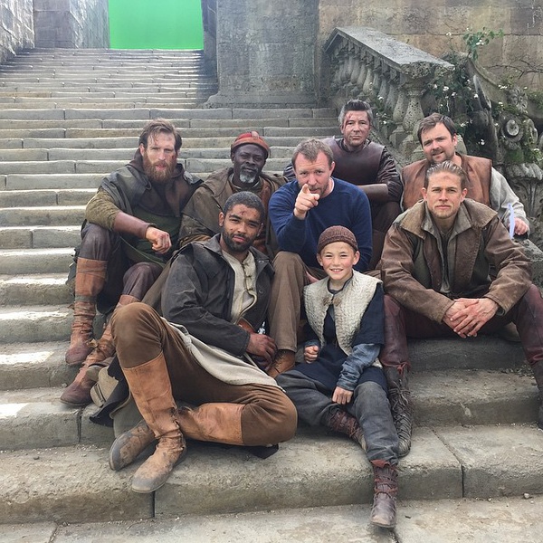 《亚瑟王：斗兽争霸》演员合影，小指头在列