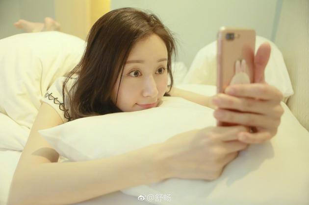 舒畅自拍手机壳抢镜