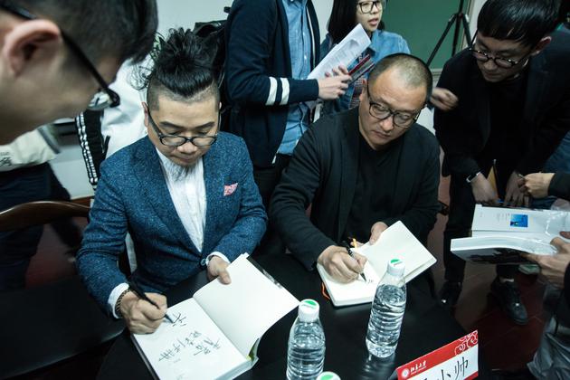 程青松、王小帅为同学们签书