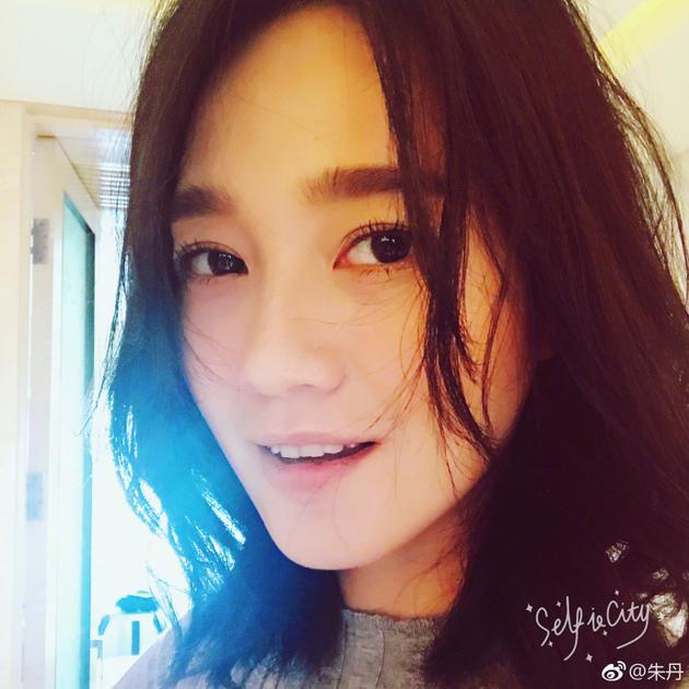 朱丹晒近照喊话长发已及肩网友可以嫁了
