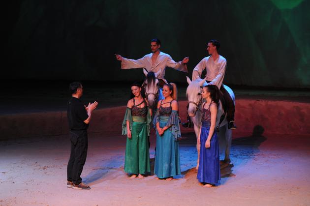 Cavalia·舞马编舞者Alain现场指导演员排练