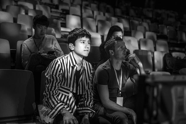 张杰与灯光师讨论演唱灯光