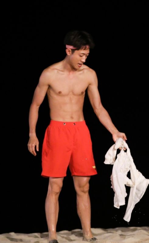 张一山赤膊手抓湿衣照