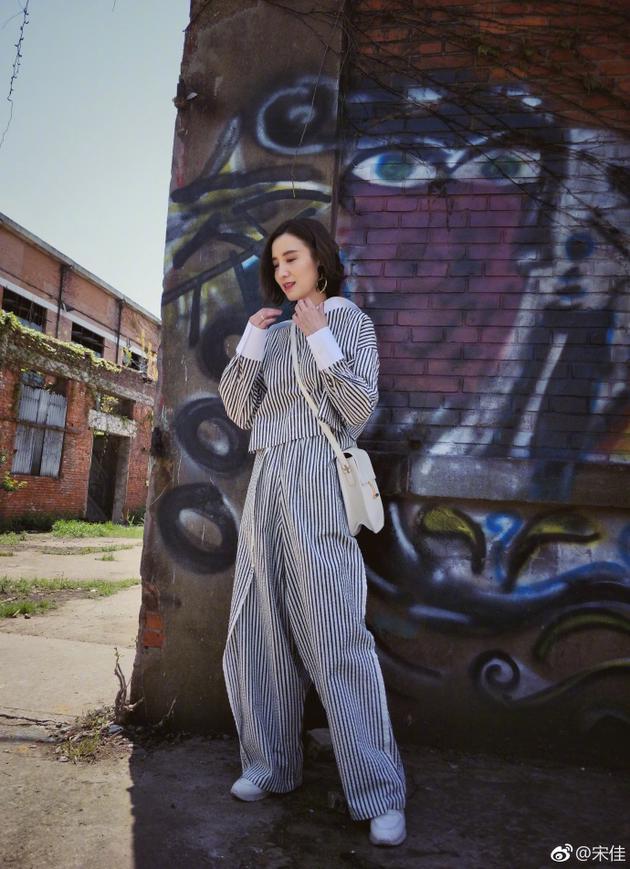 小宋佳身着帅气阔腿裤表白片场：让我最欢实