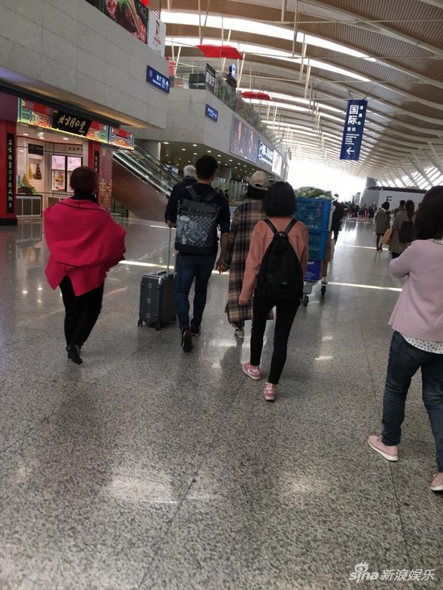 吴奇隆和刘诗诗现身上海浦东机场，十指紧扣