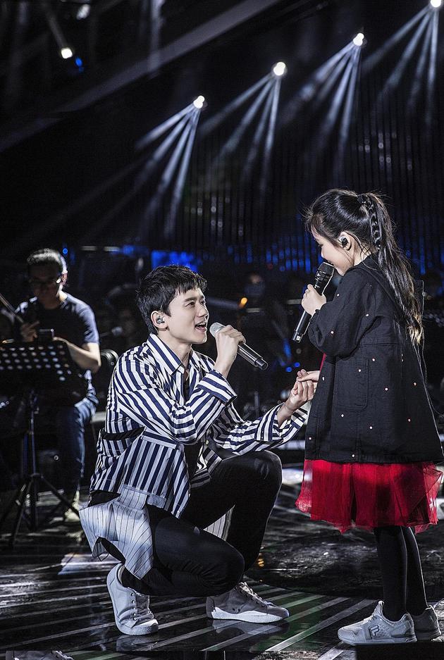 张杰与刘润潼深情对唱