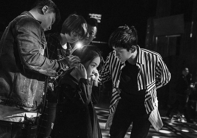 张杰细心检查刘润潼耳麦