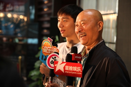 父子接受媒体采访