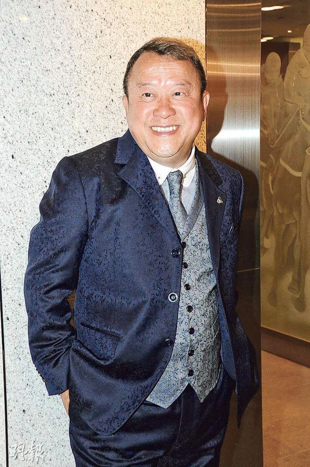 曾志伟设宴庆64岁生日 自曝准备喝醉睡马房