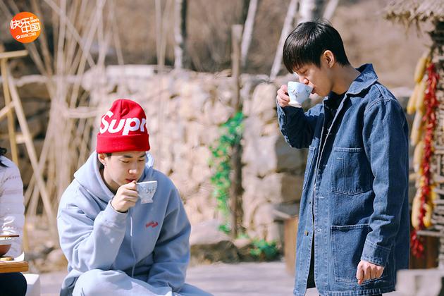 何炅和刘宪华享受下午茶时光