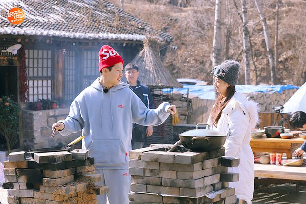 刘宪华一边炒菜一边和赵丽颖聊天