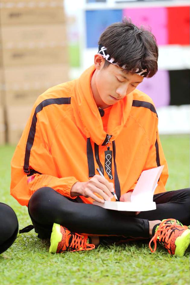 《高能少年团》张一山化身"小骑手"火力全开