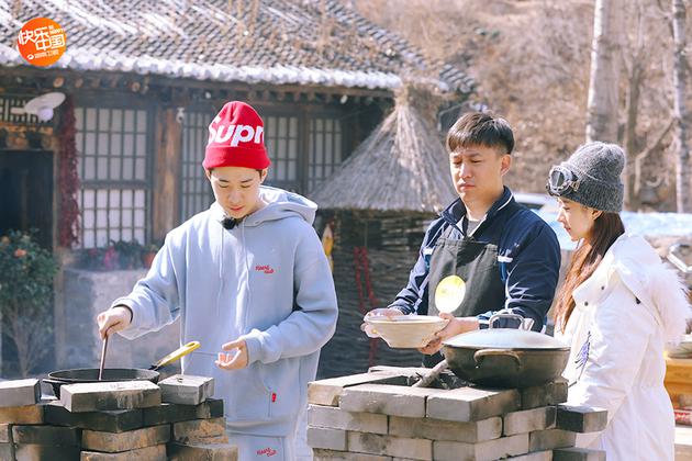 刘宪华炒菜黄磊在一旁帮忙