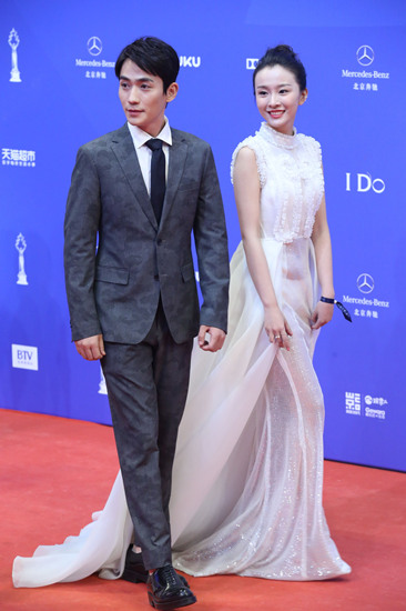 朱一龙与姜瑞佳携手走红毯