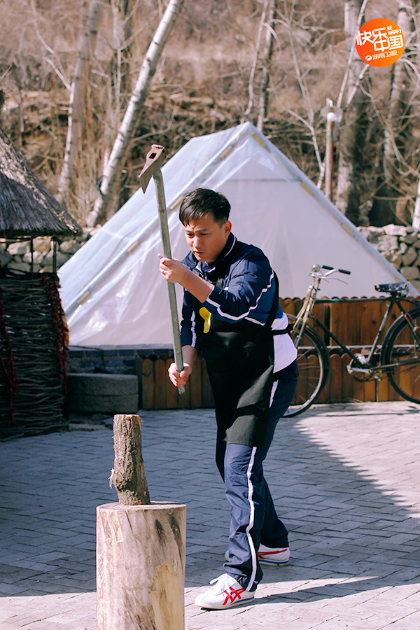 黄磊正在小院里劈柴