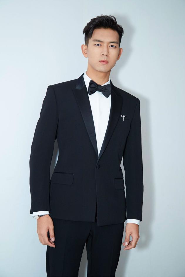 青年演员李现在《建军大业》中饰演罗荣桓