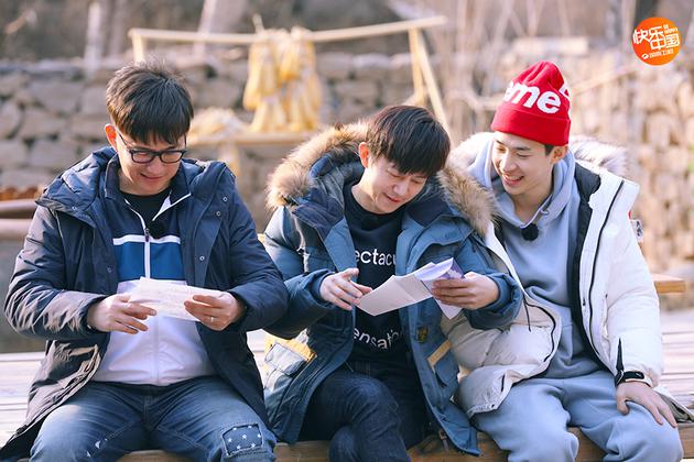 三位主人开心献读粉丝来信